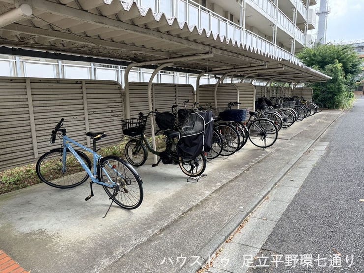 雨や日差しを軽減できる屋根付き駐輪場。自転車を保管しやすい環境です。
