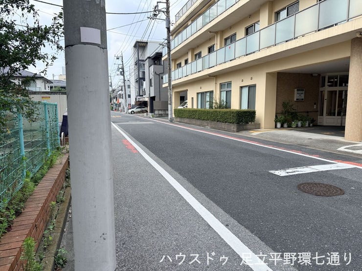周辺はマンションや住宅が並ぶ落ち着いた街並み。日々の暮らしに馴染みやすい環境です。