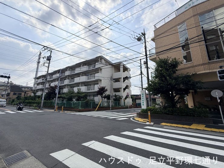 交差点に近く、周辺の道路状況を把握しやすい立地。歩道も整備されています。