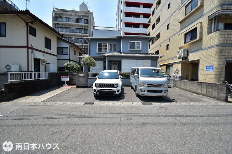 【外観】
東向き道路【敷地面積248.40㎡(75.14坪)】建築条件なし!
建物解体更地渡しです!