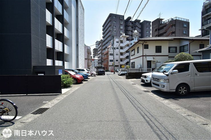 【前面道路】東向きの前面道路幅は約5.9mです!一方通行の道路です!
