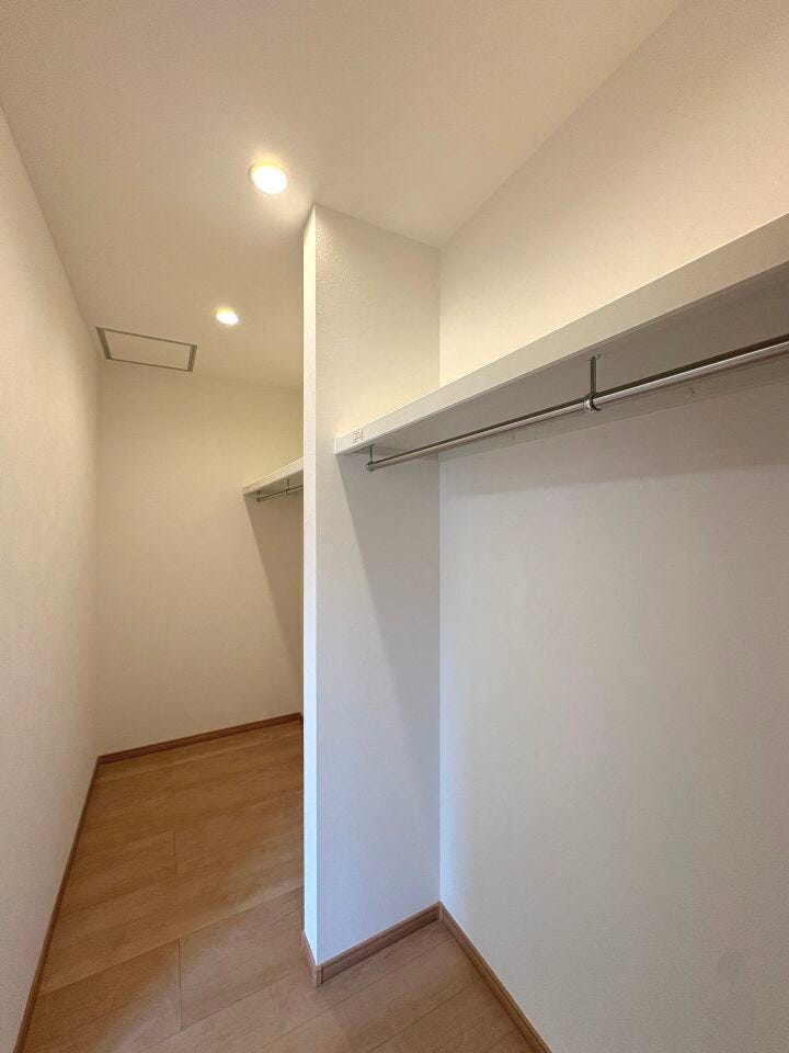 ご夫婦で分けて衣類を収納できます。キャリーケース等の荷物もしっかり保存できるのが嬉しいです♪
