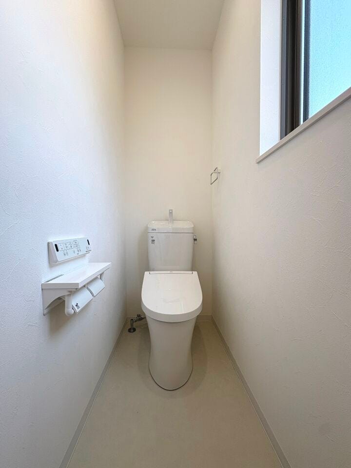 温水洗浄便座付トイレ。各階トイレで朝の混雑時も安心!