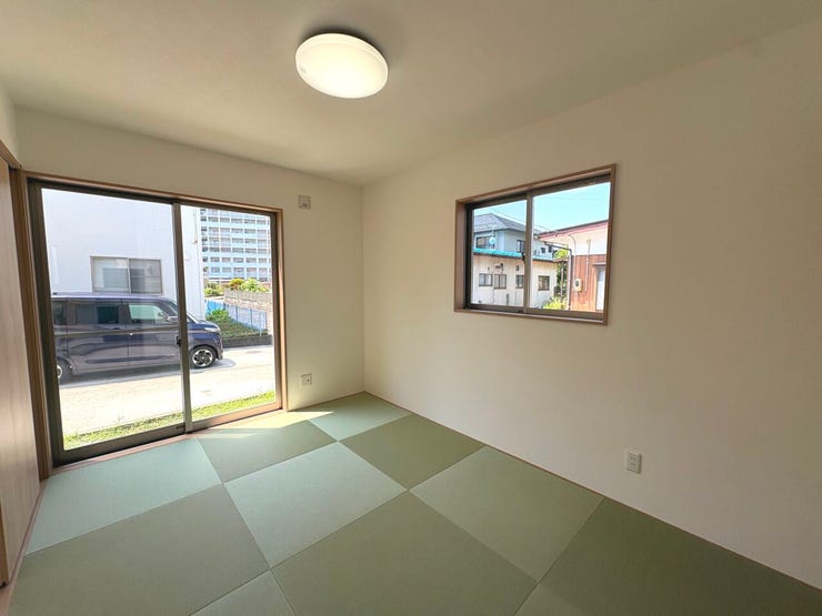 6帖の和室。縁無し畳ですっきりとしたモダンな印象に。リビングにも馴染む明るい空間です♪