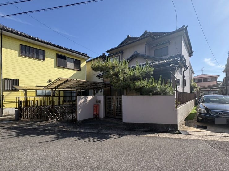 ◇6月1日撮影 外観写真◇
敷地面積は123.30㎡(約37.29坪)。北東側約6.0m道路に間口約8.99m。5DKの建物です。