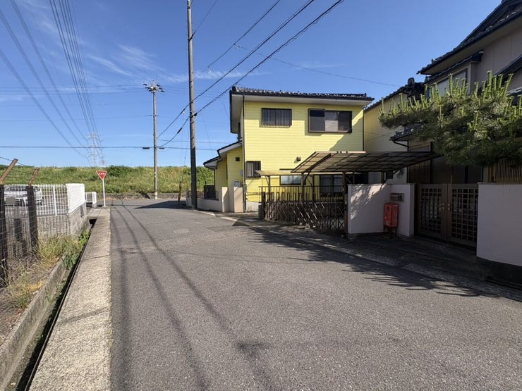 ◇前面道路◇
道路幅はゆとりある約6.0m。車2台が安心してすれ違うことのできる幅です。事故率や歩行者の安全性、騒音などを考えると程よい幅なのではないでしょうか。
