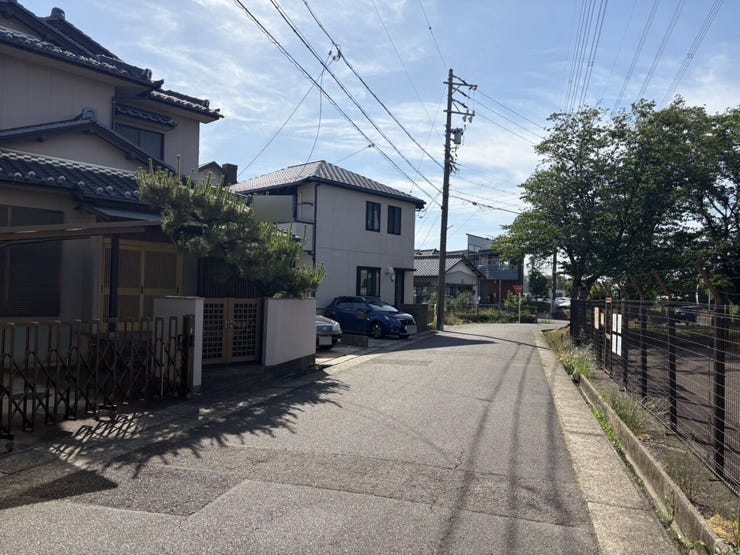 ◇前面道路◇
過ごす時間と共に刻々と表情を変えていく住まい、季節によってさまざまな表情を見せてくれるわが家は、時を重ね思いを紡ぐ場所です。ご家族の一家団欒を心ゆくまでお楽しみください。