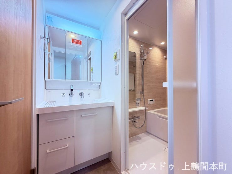 清潔感あふれる洗面台で迎える朝は、気持ちのいいスタートが切れる。毎朝ここから一日が始まる。