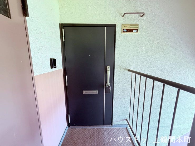 玄関は家の顔。フルリフォーム済みの清潔感あふれる玄関が、毎日の「ただいま」を気持ちよくします。