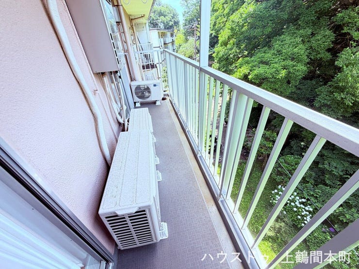 最上階だから、空が近い。ベランダに出るたびに広がる景色が、毎日の暮らしに特別なゆとりをくれる。