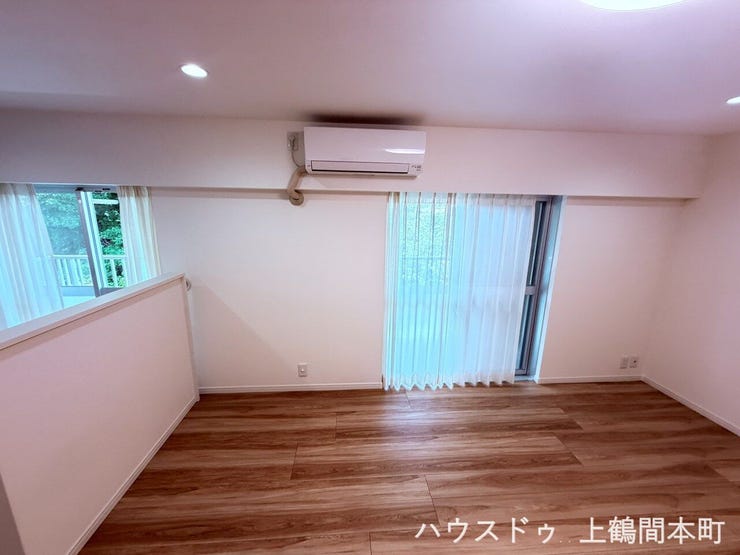 窓から降り注ぐ自然光が、リビング全体を明るく包む。最上階だから叶う、開放感あふれる特別な空間です。