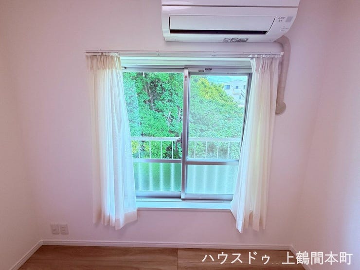 エアコン完備だから、夏も冬も快適に過ごせる。一年中心地よい温度が保たれた洋室が、毎日の暮らしを支える。