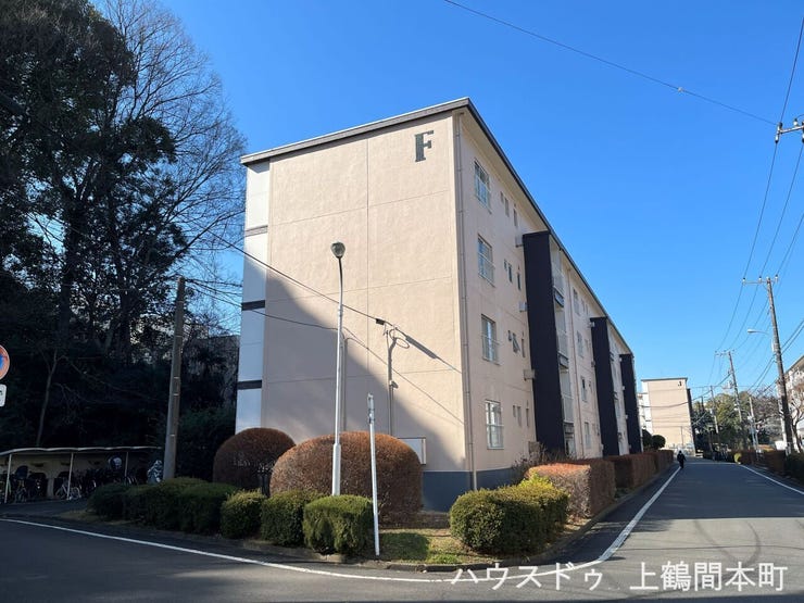 この外観が見えると、家に帰ってきたと感じる。自然に囲まれた道路側の景観が美しい住まい。緑の中に佇む建物が、家族の「ただいま」を温かく迎えてくれる。