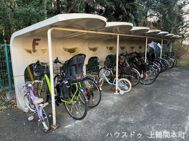 自転車があると、毎日の行動範囲が広がっていく。鵜野森団地の駐輪場は、家族みんなの自転車をしっかり収容できる安心の設備。