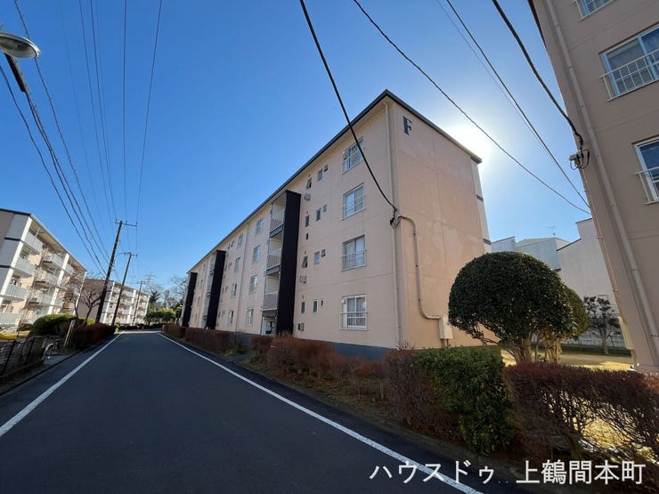 緑の中に、静かに佇む住まいがある。豊かな自然環境と美しく調和した外観が魅力。四季折々に表情を変える木々が、この建物をいつも温かく包み込んでくれる。