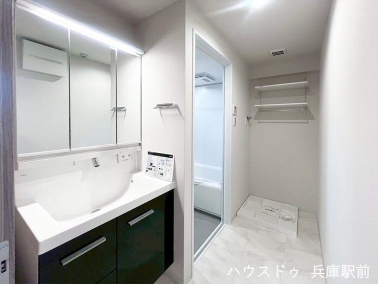 ◇三面鏡付き洗面化粧台を採用した清潔感あふれる洗面室。洗濯機置場には可動棚を備え、タオルや洗剤のストックもすっきり収納できます。