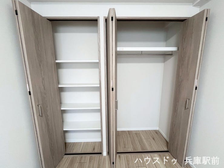 ◇棚付き収納とハンガーパイプ付きクローゼットを備えた使い勝手の良い収納スペース。衣類から日用品まで用途に合わせてすっきり整理できます。