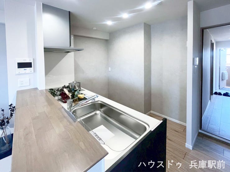 ◇リビング全体を見渡せる開放感あふれる対面キッチン。広々としたシンクとワイドカウンターを備え、ご家族との会話を楽しみながら快適にお料理ができます。