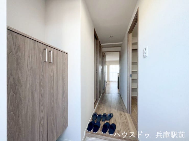 ◇木目調のシューズボックス付きで、玄関まわりをすっきり収納。