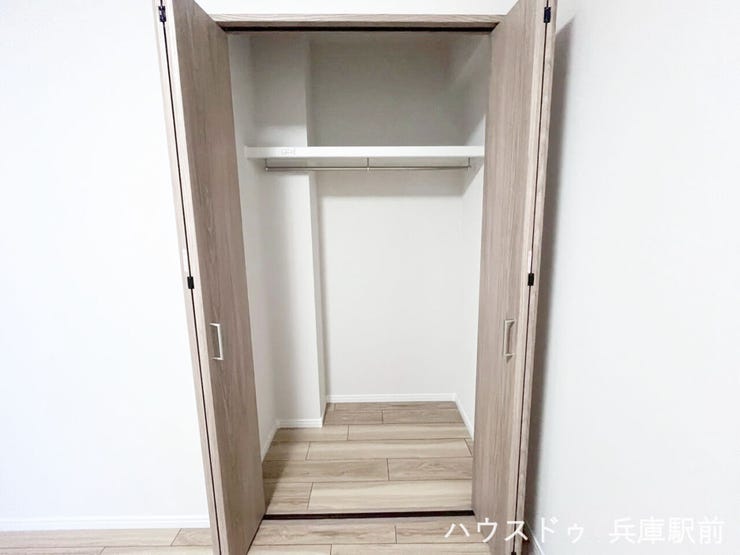 ◇ハンガーパイプ付きのクローゼットを完備。衣類はもちろん、季節物やバッグなどもすっきり収納でき、お部屋を広々とお使いいただけます。