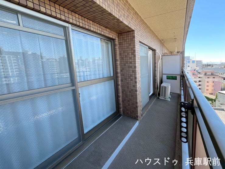 ◇LDKと洋室から出入りできるワイドバルコニー。陽当たり・風通しが良く、洗濯物もたっぷり干せる開放感のある空間です。