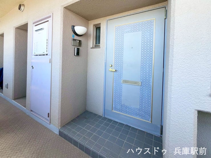 ◇プライバシーに配慮された玄関ポーチ。モニター付きインターホンを備え、防犯面にも配慮された安心感のある住まいです。