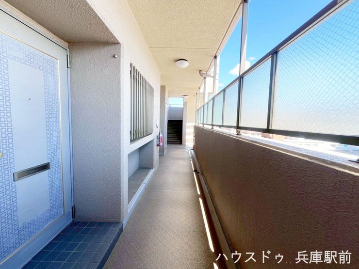◇玄関前には程よい独立感があり、プライバシーにも配慮された住環境です。