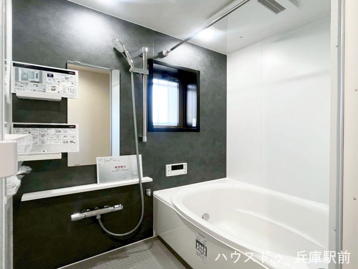 ◇浴室乾燥機付きの新調ユニットバス。窓付きで換気もしやすく、一日の疲れをゆったり癒せる快適な空間です。