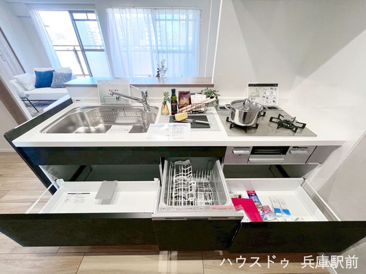 ◇食洗機・3口コンロを備えた機能的な対面キッチン。スライド収納で調理器具や食器もすっきり片付き、毎日の家事を快適にサポートします。