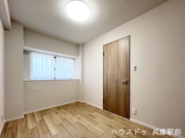 ◇腰高窓を採用しているため家具のレイアウトがしやすく、寝室や書斎、子ども部屋としても使いやすい一室です。