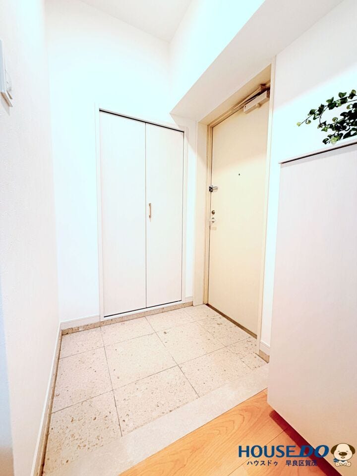 玄関は優しく、落ち着いた色合いです