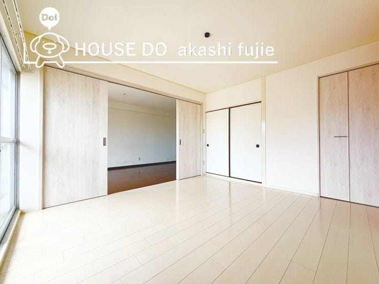 バルコニーに面した明るい洋室