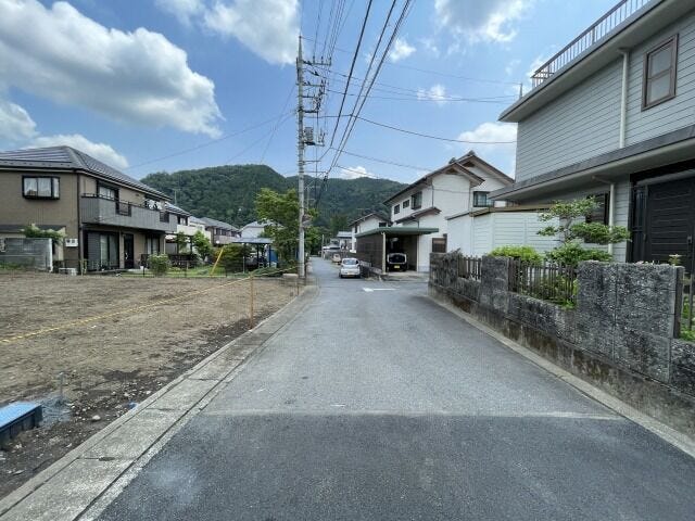 【南側 前面道路】幅員約4.4mの前面道路です。普通車が1台通れる幅となります。大型車の通行が少ないので、振動や騒音が抑えられます。