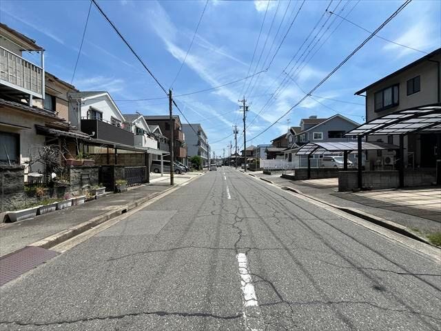 南側前面道路:陽当たり・通風が良いので南側に庭や窓を作りやすくなり、家の中に長時間光を取り込むことが出来ますね。