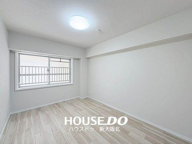 ■6.2帖洋室
■白い壁とナチュラルな木目の床・建具の組み合わせがシンプルで落ち着いた雰囲気の室内です!