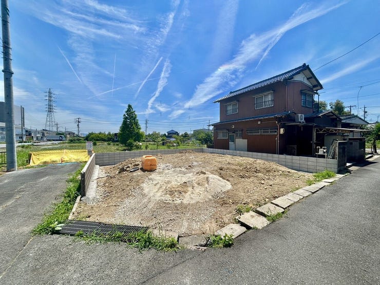 ◇外観写真◇
スーパー、コンビニ、ドラッグストア、郵便局など、毎日の生活に必要な施設がすべて徒歩圏内にそろっています。周辺施設が充実しているかどうかも物件選びにおいては大切なポイントですね。