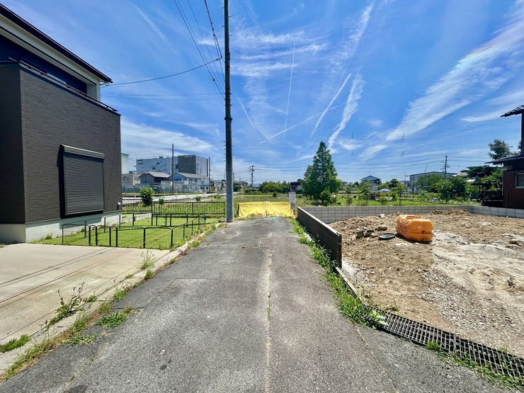 ◇前面道路◇
道路幅は約4m。間口が広く作られているのでラクに駐車することができます。駅や線路が近すぎることもないので電車の騒音や踏切の音なども気にすることなく生活していただけます。