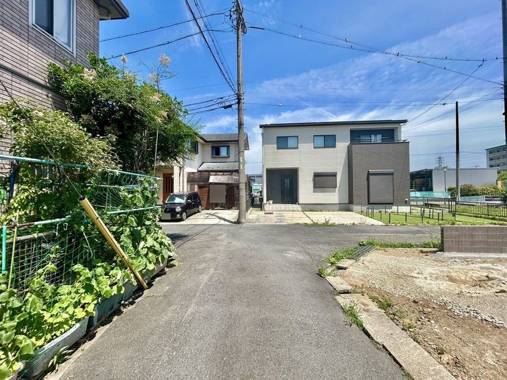 ◇前面道路◇
出来上がるお家は17.5帖のLDK。家族が集まって食事をしたり、くつろいだりするのに十分な広さです。最寄駅までは徒歩約10分圏内で、お散歩にはちょうど良い距離感です。