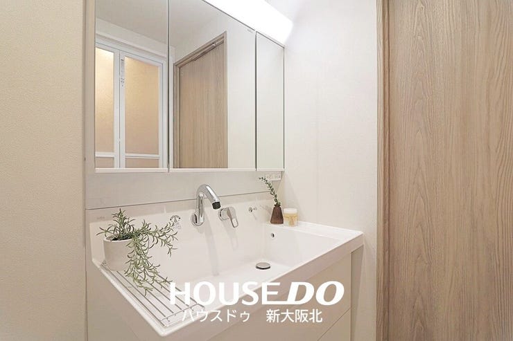 ■鏡の裏側や洗面横にとたくさんの収納棚がついた洗面台!
■欲しいものをサッと取り出せるので、忙しい朝の身支度もはかどりそうですね!