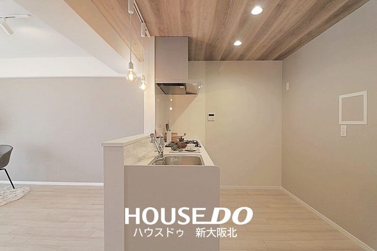 ■キッチンにはダウンライトを設置!
■天井が木目なお洒落な内装!