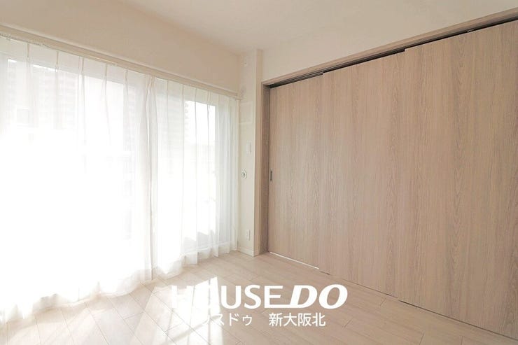 ■リビングとつながる洋室です!
■窓からは気持ちのよい光が差し込みます!