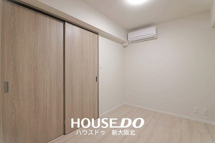 ■キッチン横、エアコン付きの洋室です!こちらは4.2帖なので子供部屋や書斎としておすすめです!