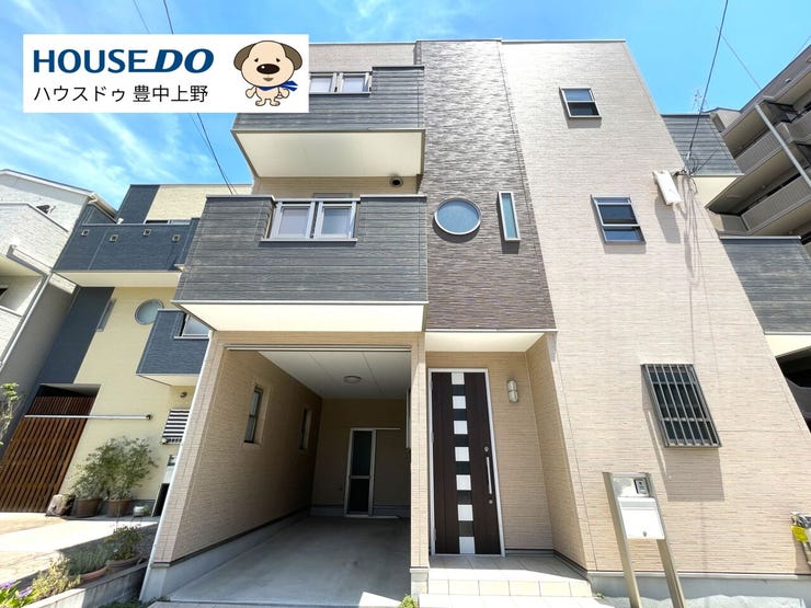バイカラーの外観がひときわ映える住まい。シンプルながら洗練されたデザインで、帰るたびに気分が上がる佇まい。車種によっては2台駐車も可能で、来客時やセカンドカーにも対応できる使い勝手の良さも魅力です。
