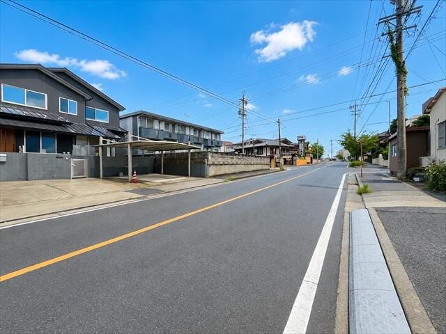 南側前面道路:陽当たり・通風が良いので南側に庭や窓を作りやすくなり、家の中に長時間光を取り込むことが出来ますね。
