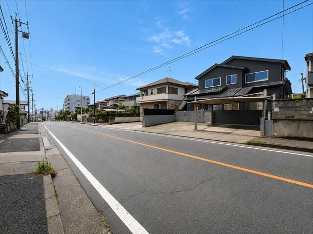 南側前面道路です。広々としていて、街並みが開放的で圧迫感がありません。