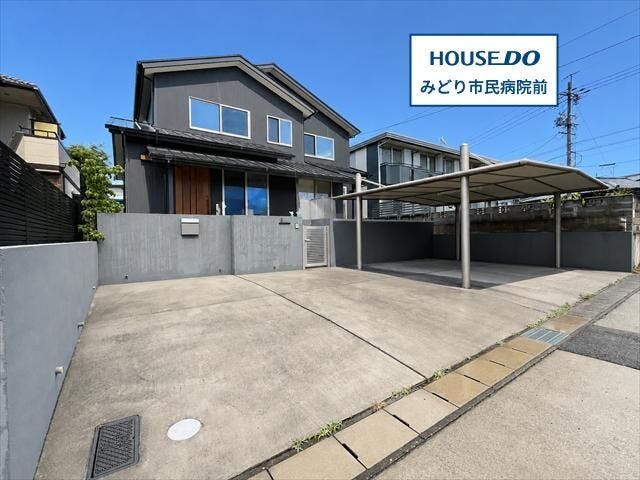 間口が広いので駐車がしやすいお土地です。
スーパー、ドラッグストア、病院など徒歩10分圏内に揃う、生活に便利な住環境です。