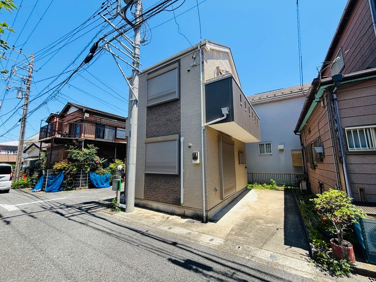 【外観】
2008年12月築、スタイリッシュな2階建ての佇まいです。敷地内には普通車1台分を駐車できるカースペースを確保しています。前面道路も平坦で、お車の出し入れや日々の移動もスムーズに行えます。