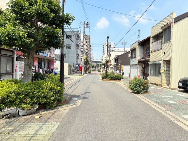 【前面道路含む現地写真】
スーパー・コンビニが徒歩圏内に揃う充実のロケーション
