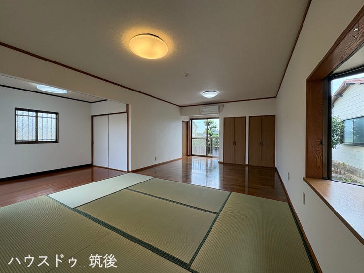 【13帖の一体空間】6帖和室と7帖洋風スペースが開放的に繋がる大空間。畳の張替えや壁塗装等のリフォームも完了しており、リビング感覚で広々とマルチに使える、日当たり良好なお部屋です。