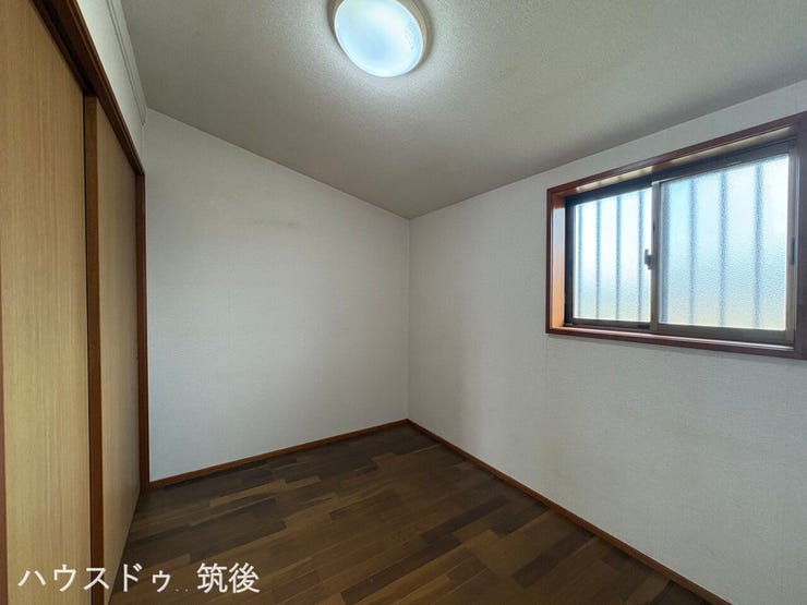 【集中できる3.5帖の洋室】テレワーク用の書斎や趣味の部屋、または大容量の衣類を保管するウォークインクローゼット(納戸)としても大活躍!コンパクトながら窓と収納が付いており、独立性が高く便利な一室です